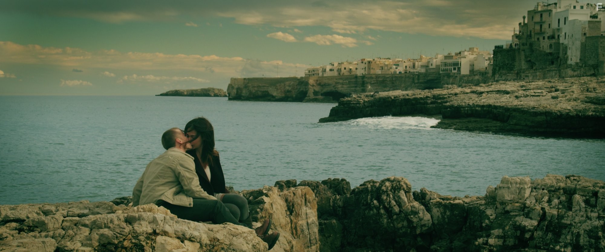 Lou Taylor Pucci and Nadia Hilker in Весна (2014)