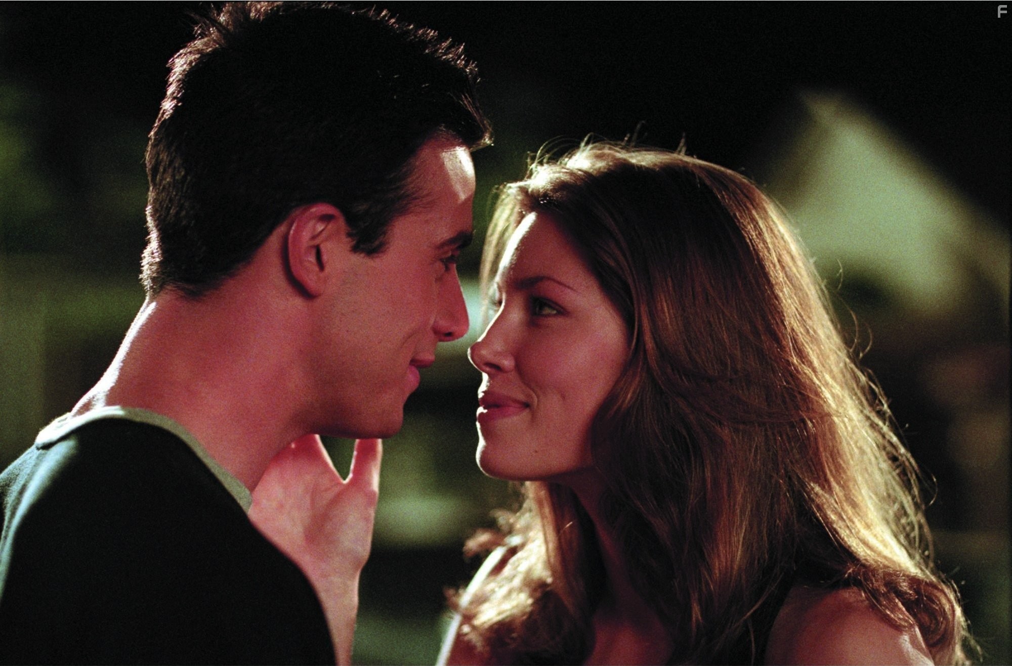 Jessica Biel and Freddie Prinze Jr. in Летние игры (2001)
