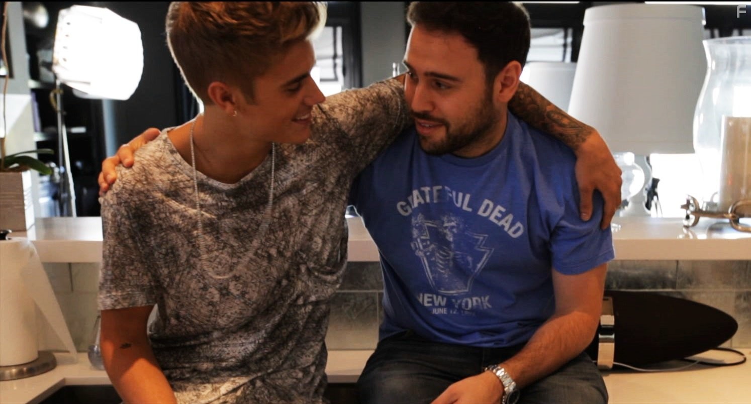 Justin Bieber and Scooter Braun in Джастин Бибер. Believe (2013)