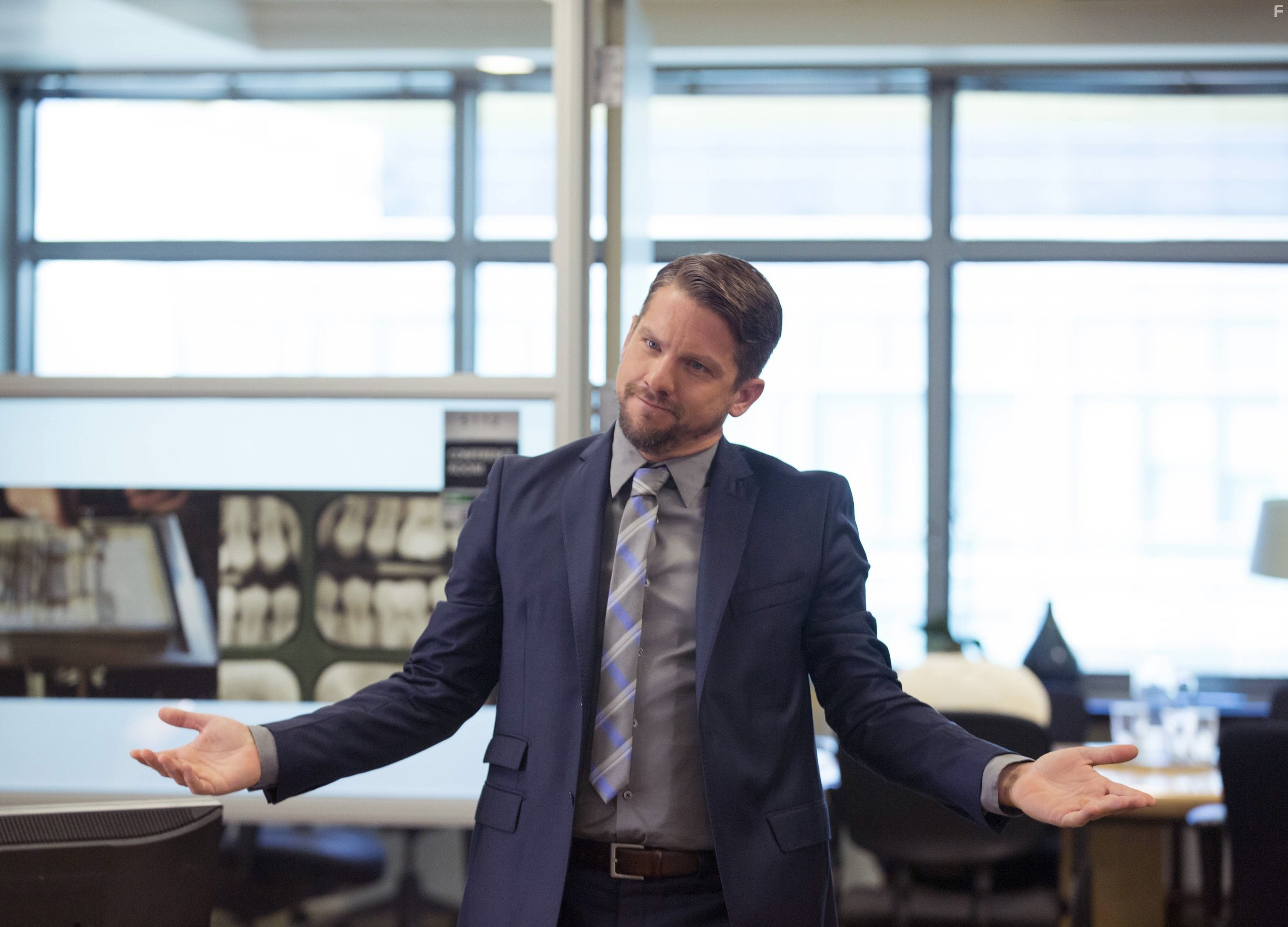 Zachary Knighton in Чудаки-одиночки (2015)