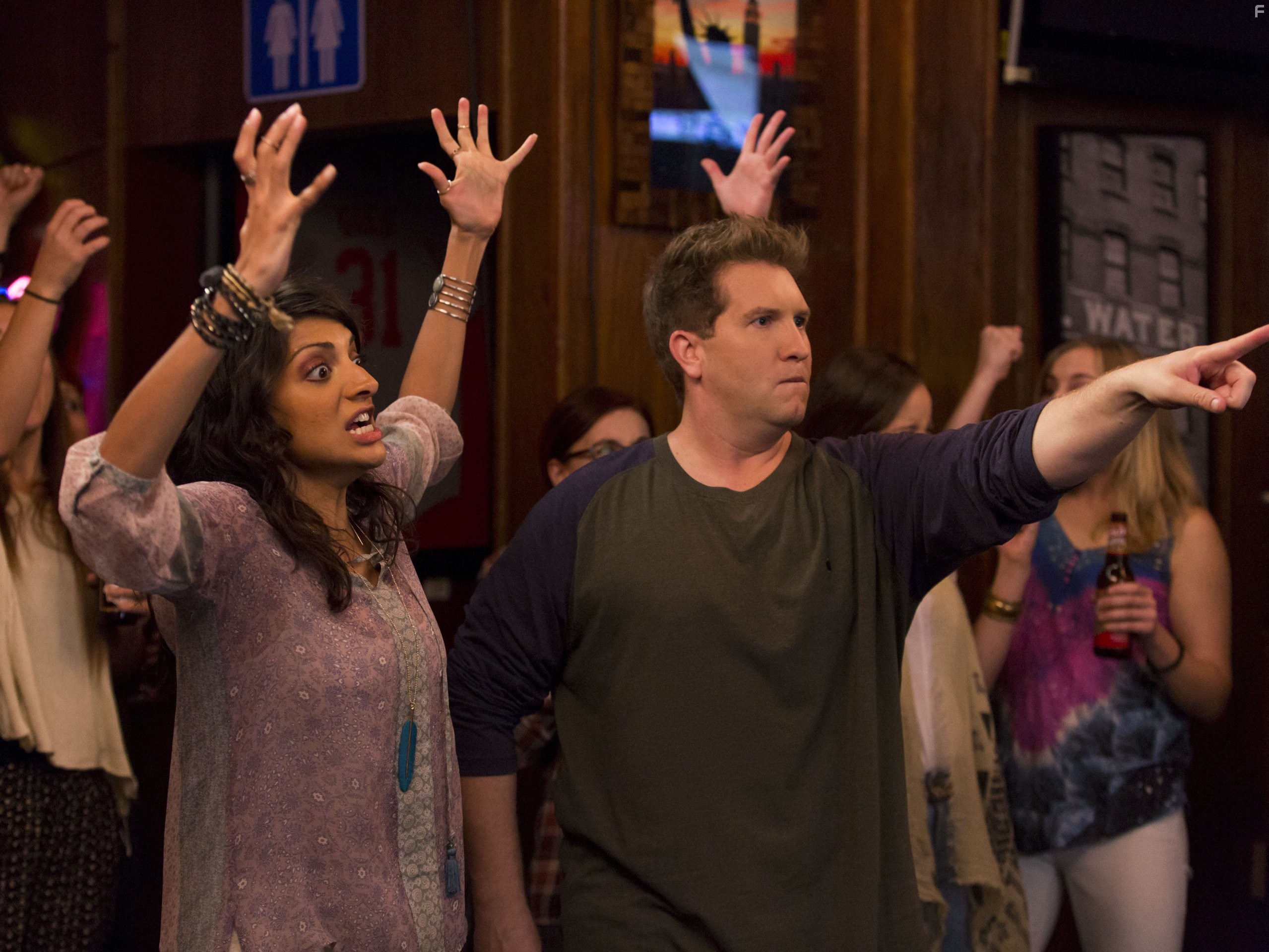 Nate Torrence and Meera Rohit Kumbhani in Чудаки-одиночки (2015)