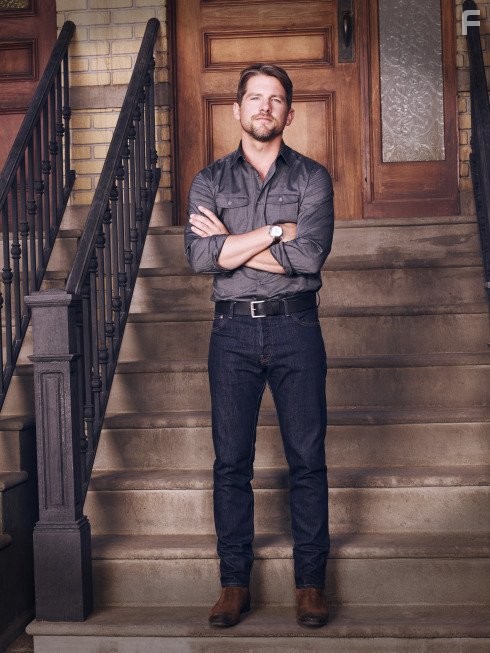 Zachary Knighton in Чудаки-одиночки (2015)