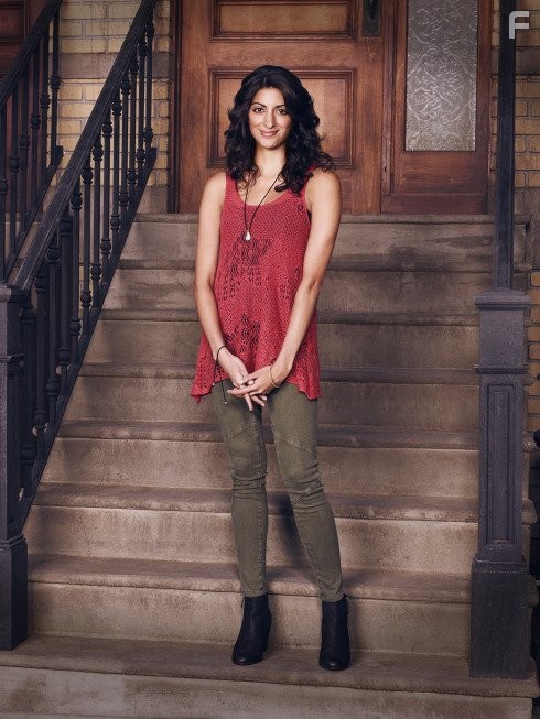 Meera Rohit Kumbhani in Чудаки-одиночки (2015)