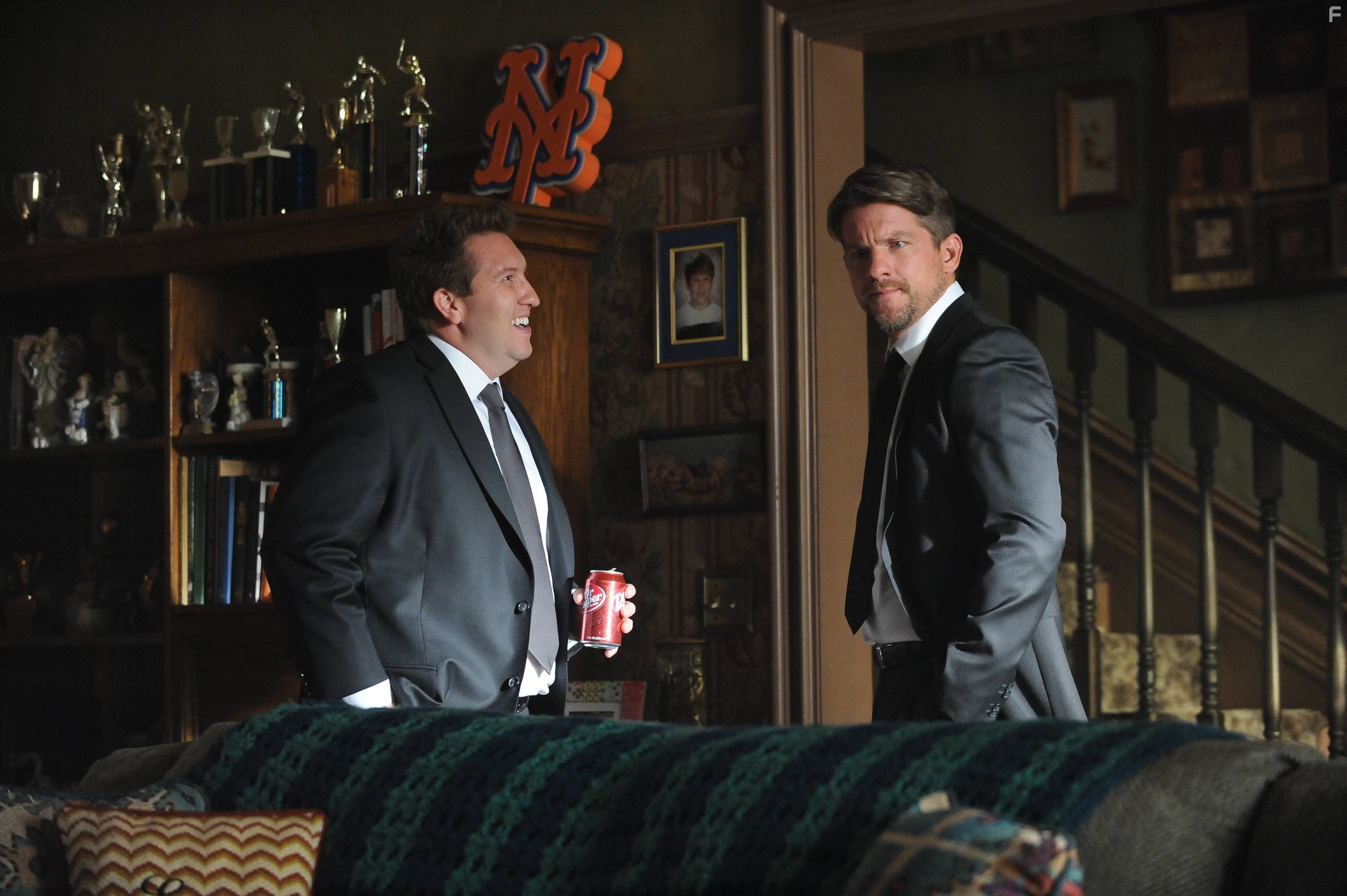 Zachary Knighton and Nate Torrence in Чудаки-одиночки (2015)