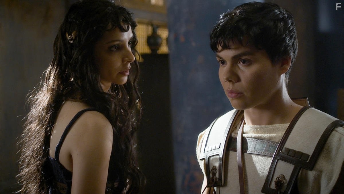 Sonita Henry and Wayne Burns in Олимп (2015)