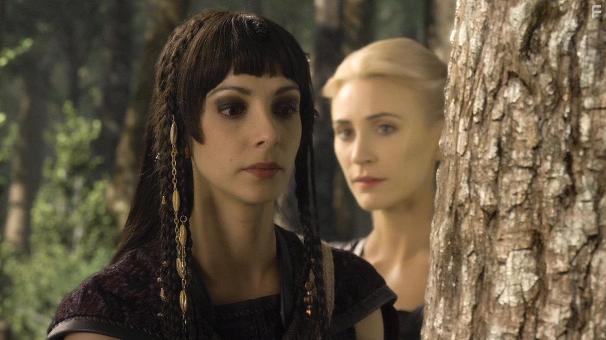 Sonita Henry and Jessica Harmon in Олимп (2015)