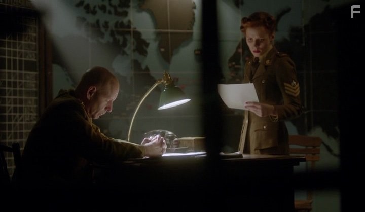 Hugh Dillon and Lara Jean Chorostecki in Лагерь Х (2015)