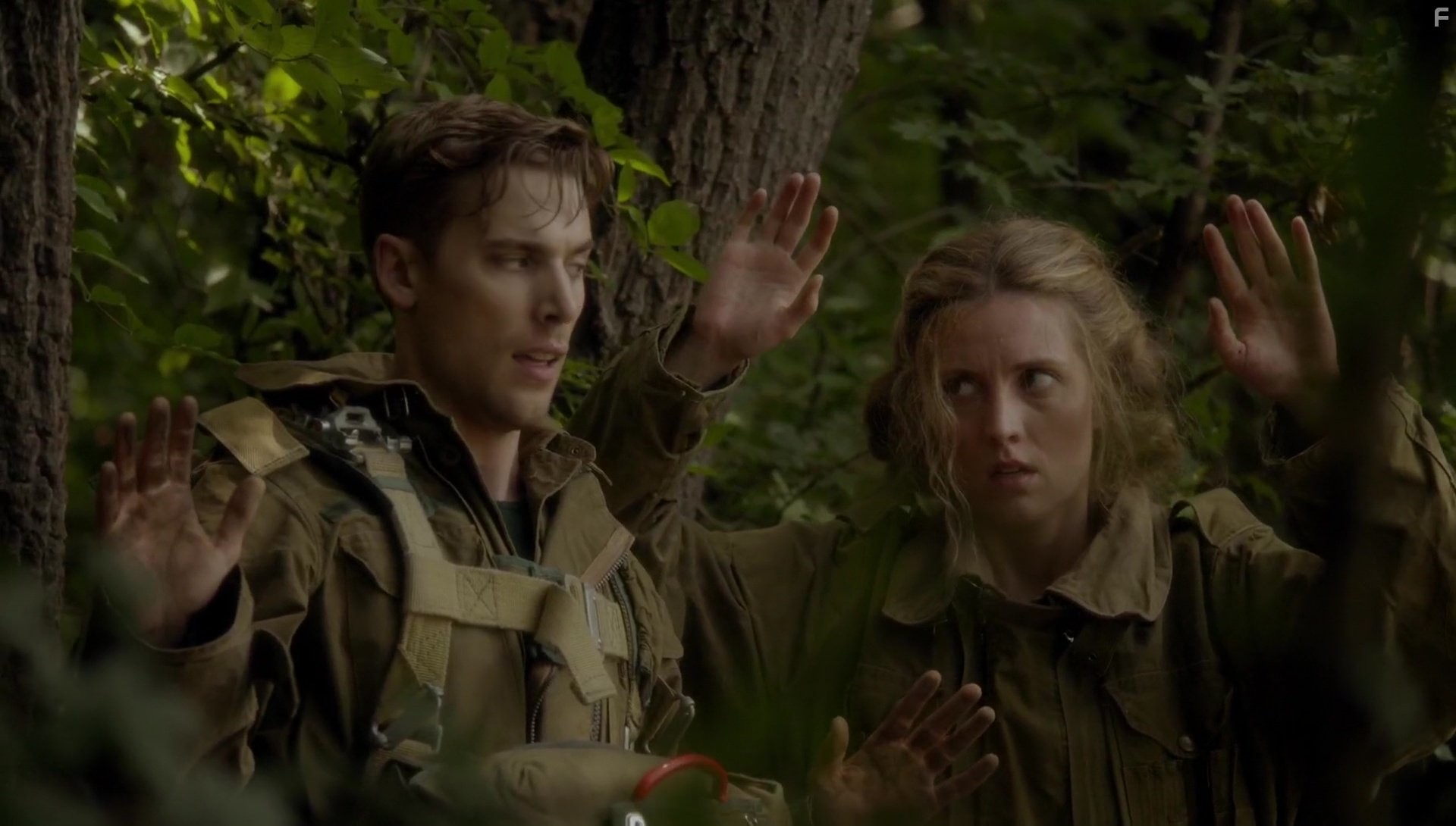 Dustin Milligan and Evelyne Brochu in Лагерь Х (2015)