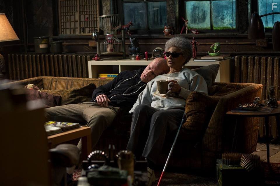 Ryan Reynolds and Leslie Uggams in Дэдпул (2016)