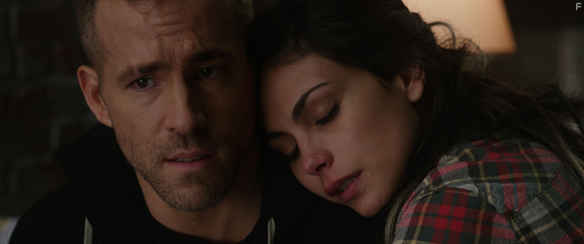 Ryan Reynolds and Morena Baccarin in Дэдпул (2016)