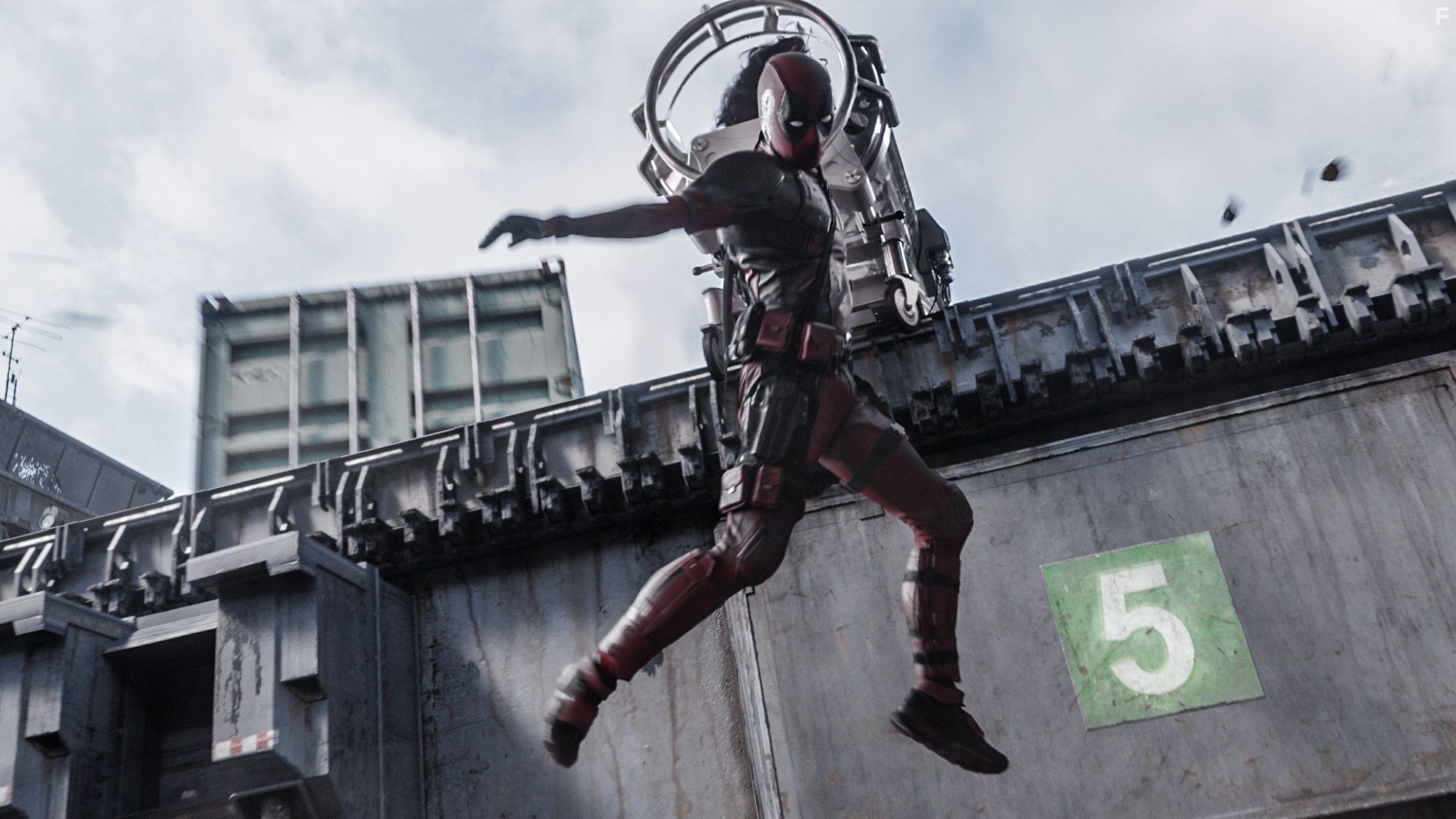 Ryan Reynolds and Michael Benyaer in Дэдпул (2016)