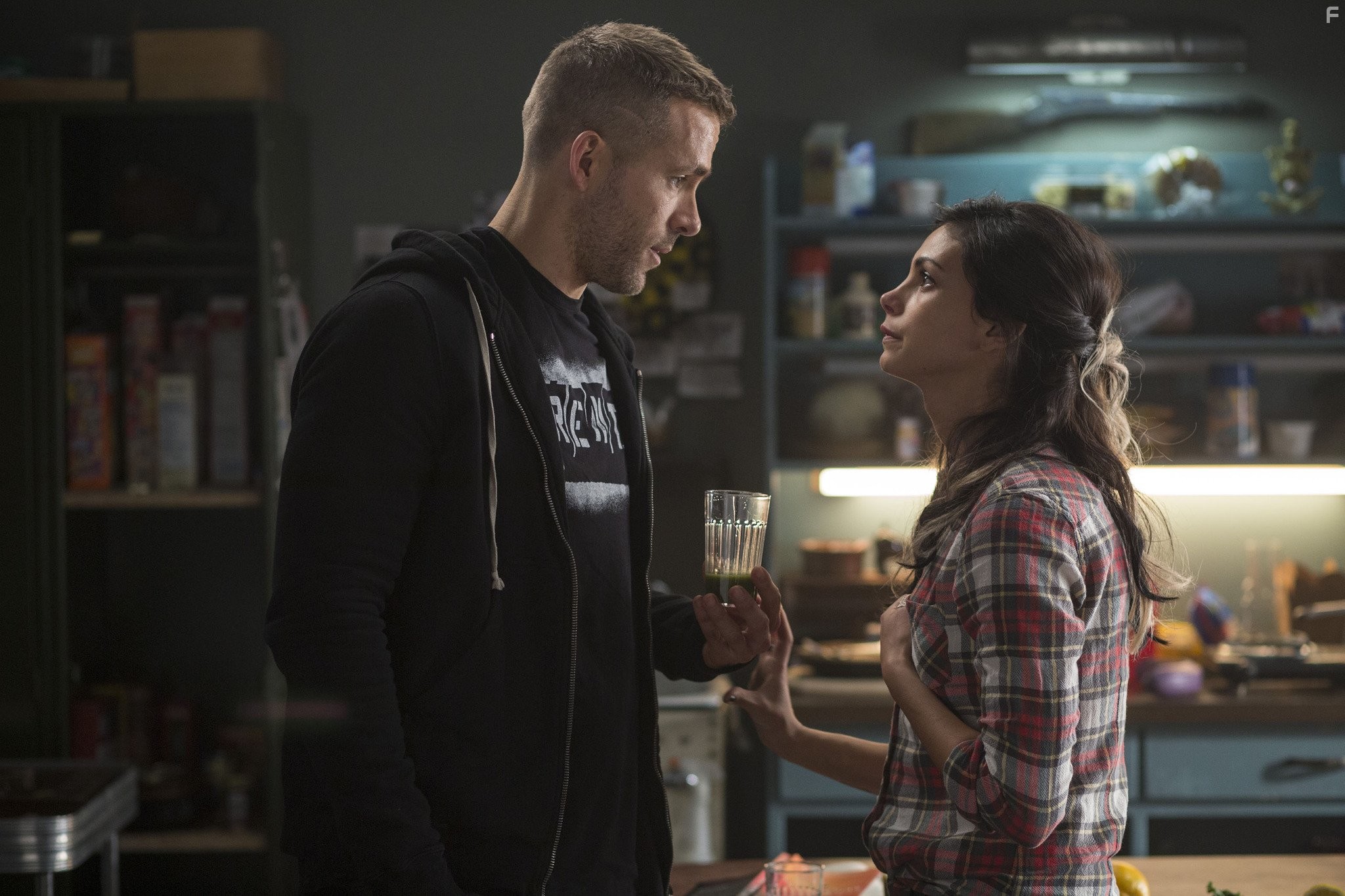 Ryan Reynolds and Morena Baccarin in Дэдпул (2016)