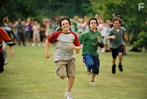 Josh Hutcherson and Cameron Wakefield in Мост в Терабитию (2007)