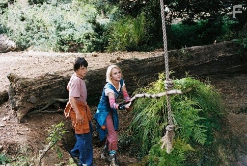 Josh Hutcherson and AnnaSophia Robb in Мост в Терабитию (2007)