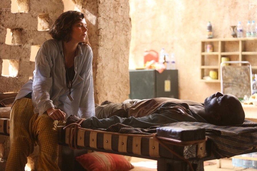 Adewale Akinnuoye-Agbaje and Anna Friel in Американская одиссея (2015)