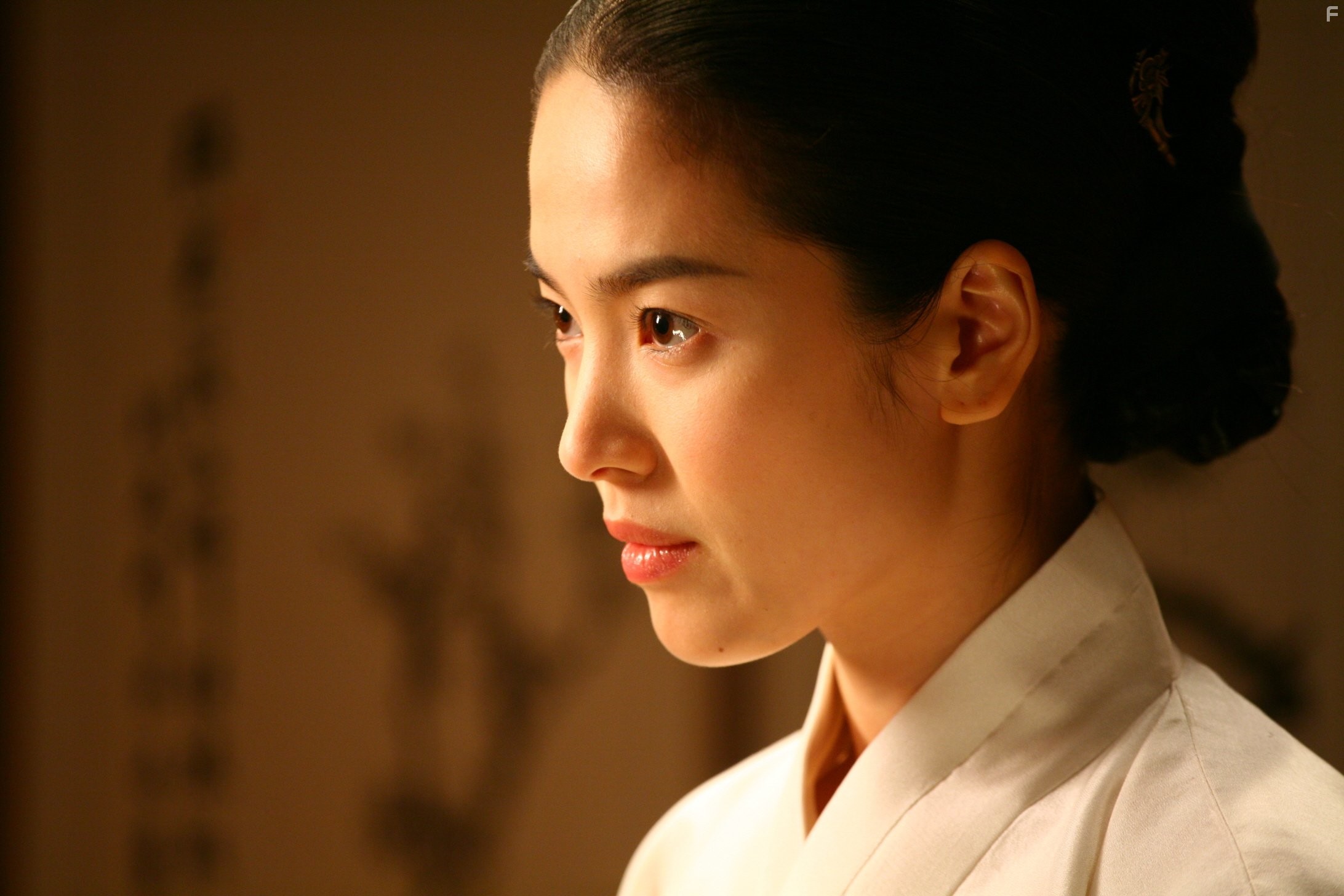 Hye-kyo Song in Hwang Jin-yi (2007)