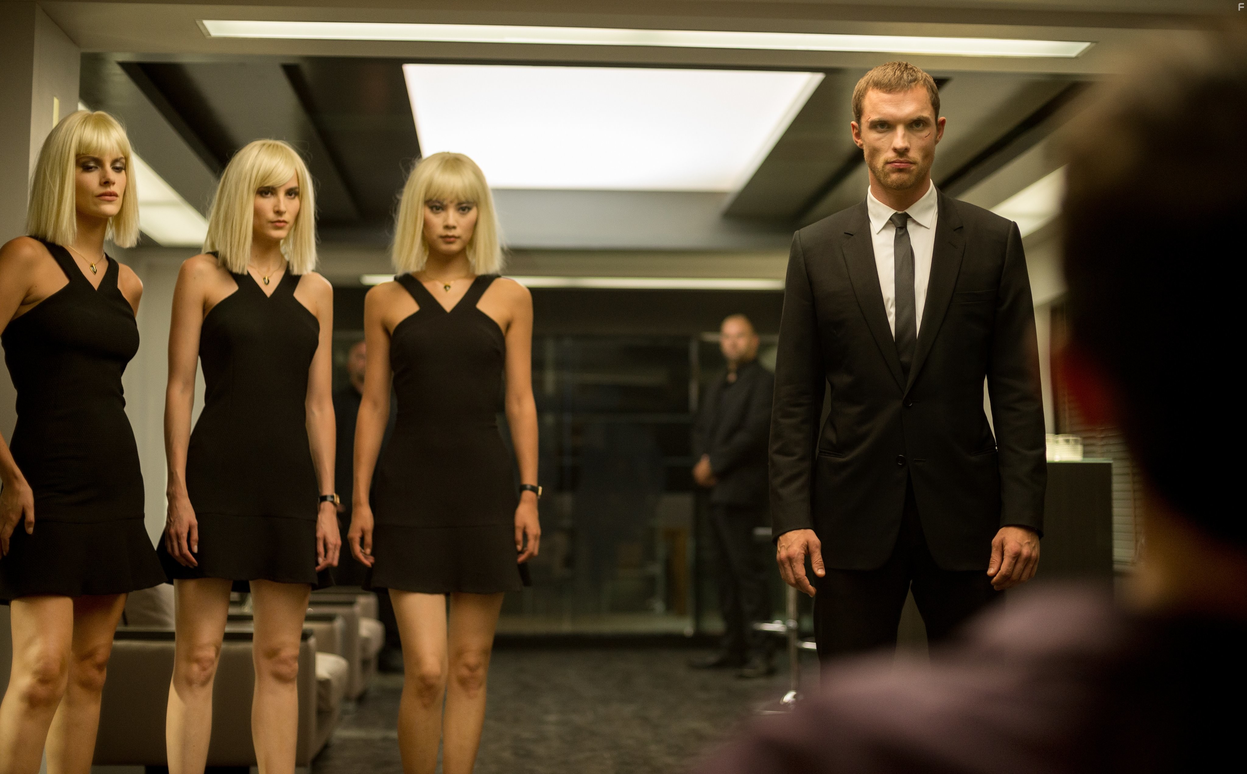 Tatiana Pajkovic, Ed Skrein, Wenxia Yu, and Loan Chabanol in Перевозчик: Наследие (2015)