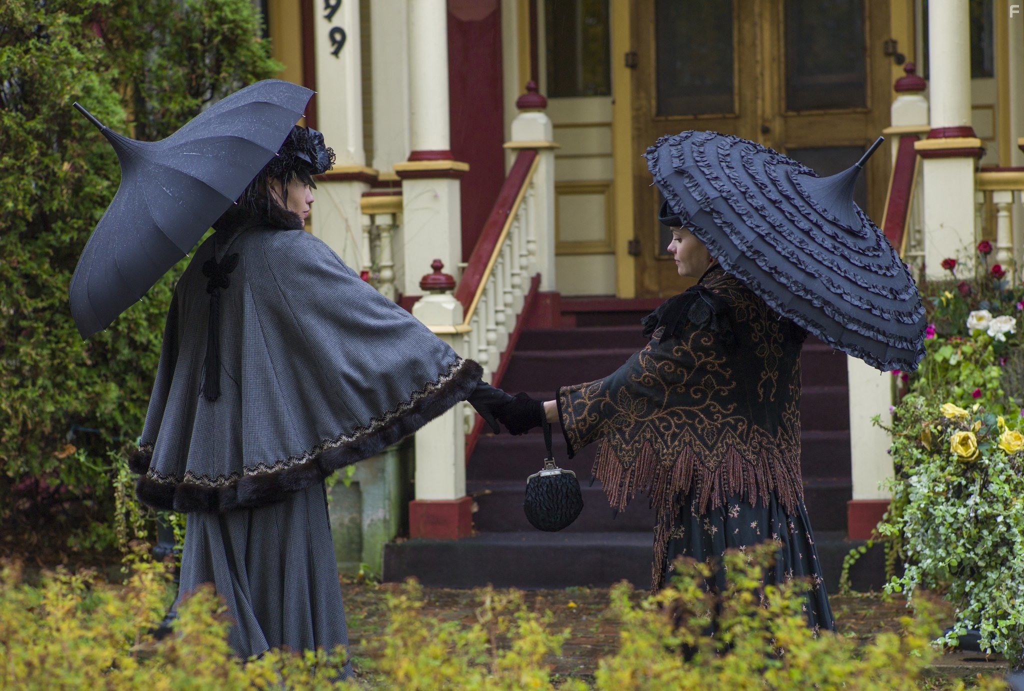 Christina Ricci and Clea DuVall in Хроники Лиззи Борден (2015)
