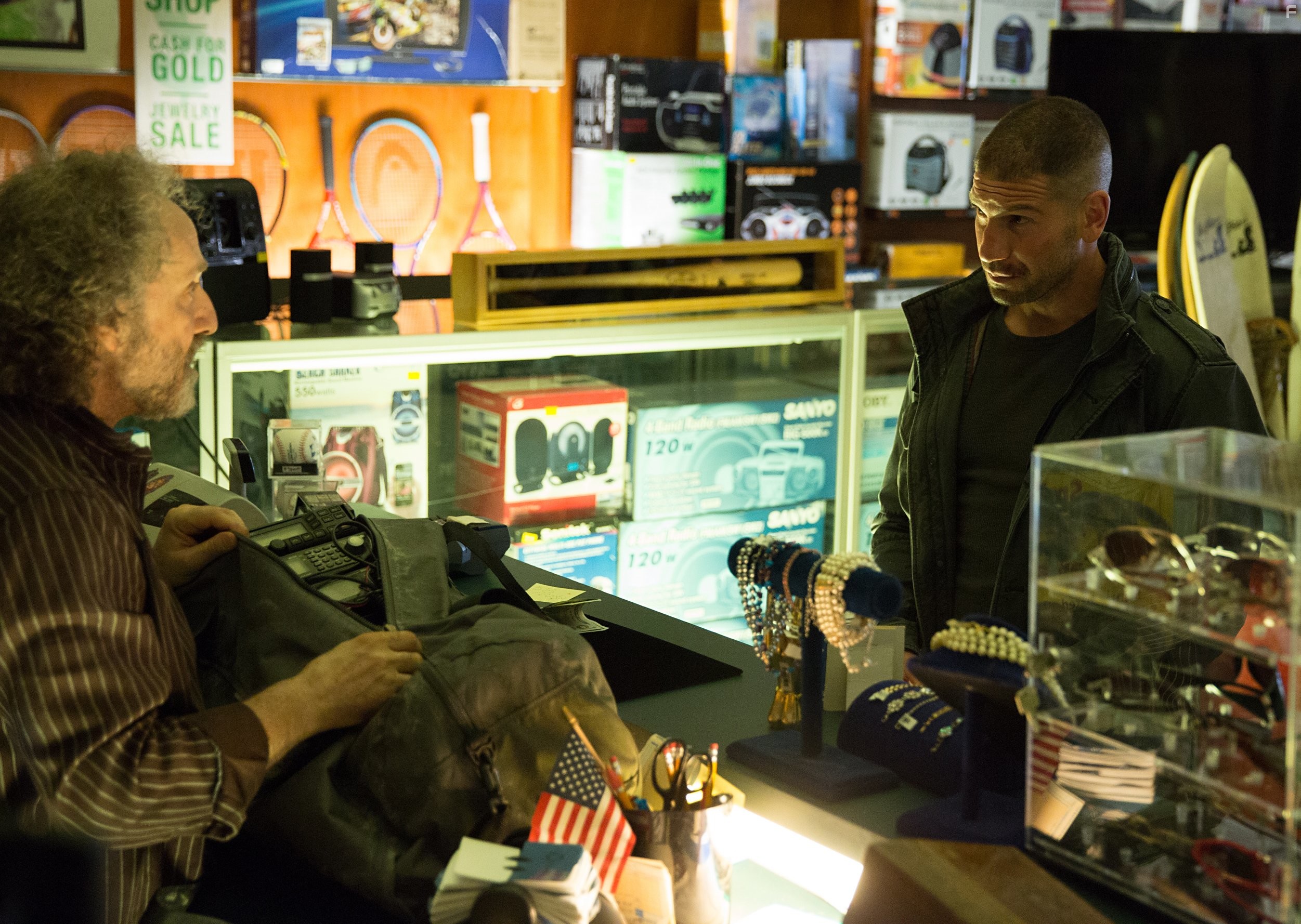 Jon Bernthal and Clyde Baldo in Сорвиголова (2015)