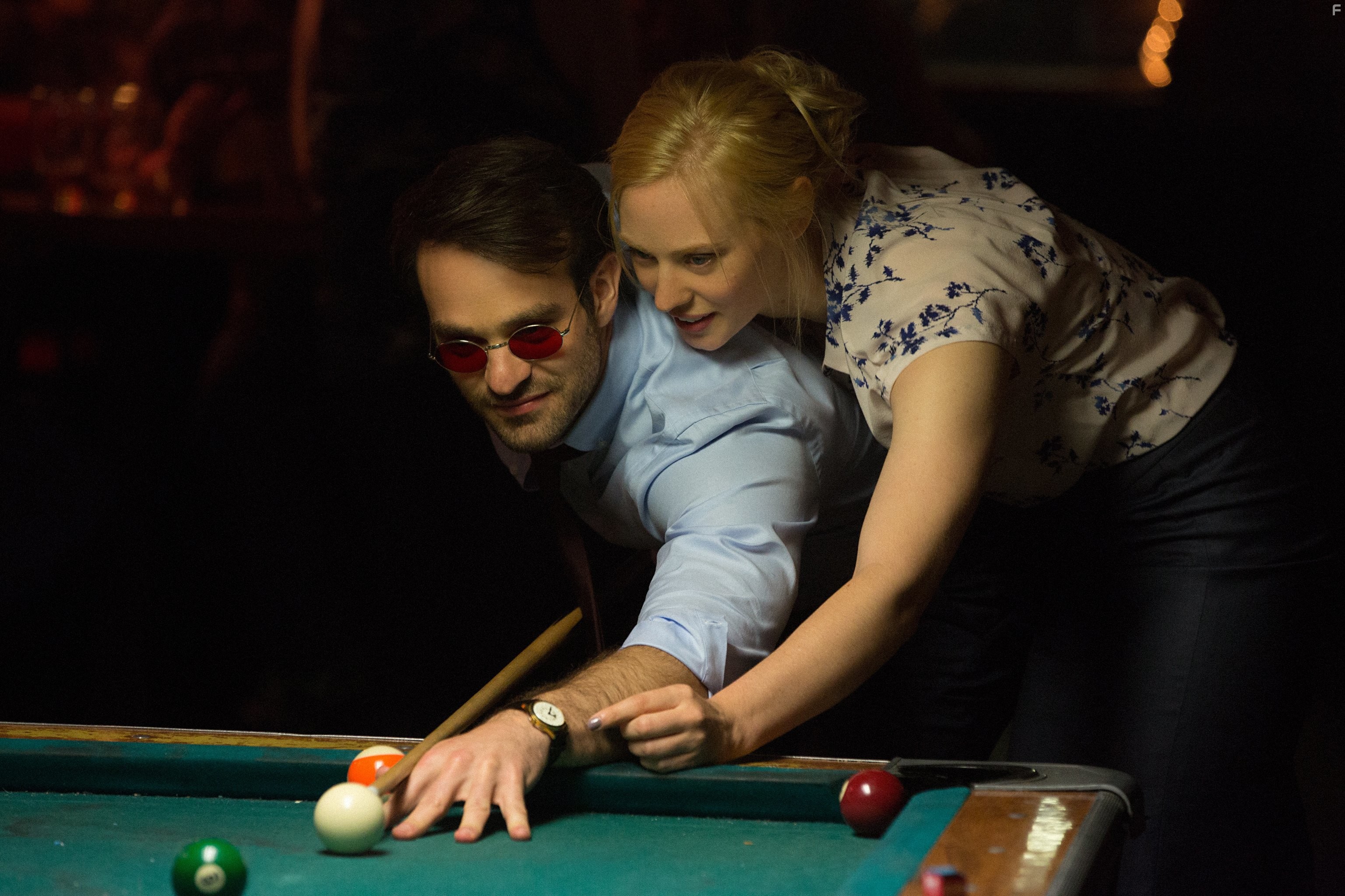 Charlie Cox and Deborah Ann Woll in Сорвиголова (2015)
