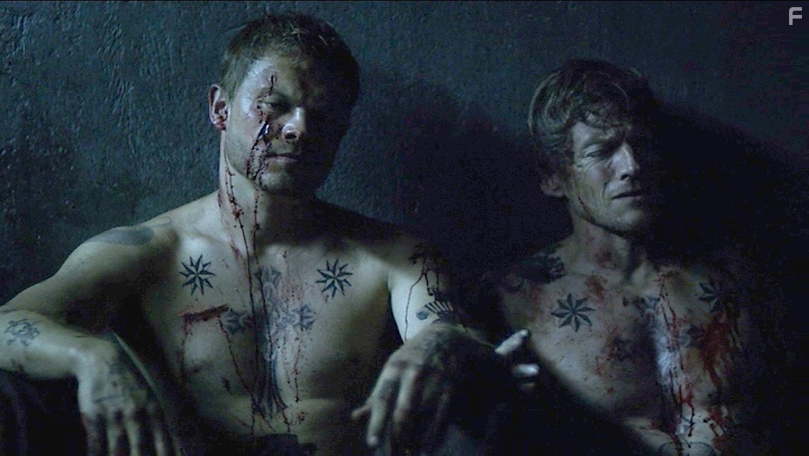 Gideon Emery and Nikolai Nikolaeff in Сорвиголова (2015)