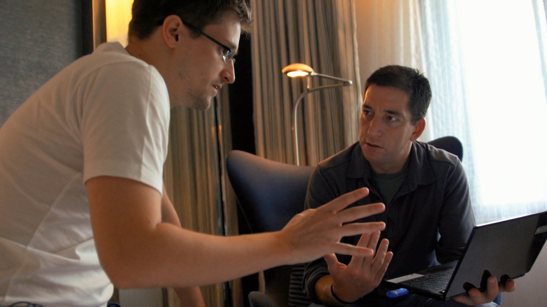 Glenn Greenwald and Edward Snowden in Гражданин четыре (2014)