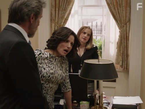 Julia Louis-Dreyfus, Anna Chlumsky, and Reid Scott in YИП (2012)