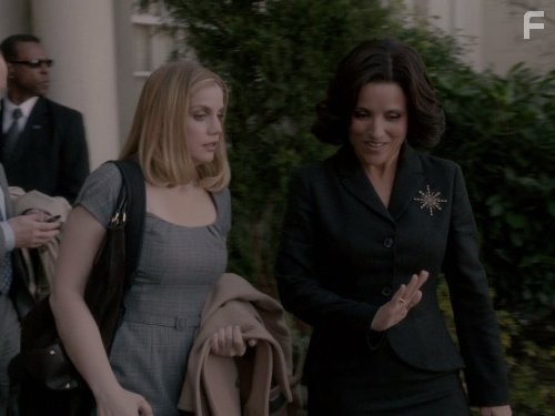 Julia Louis-Dreyfus and Anna Chlumsky in YИП (2012)