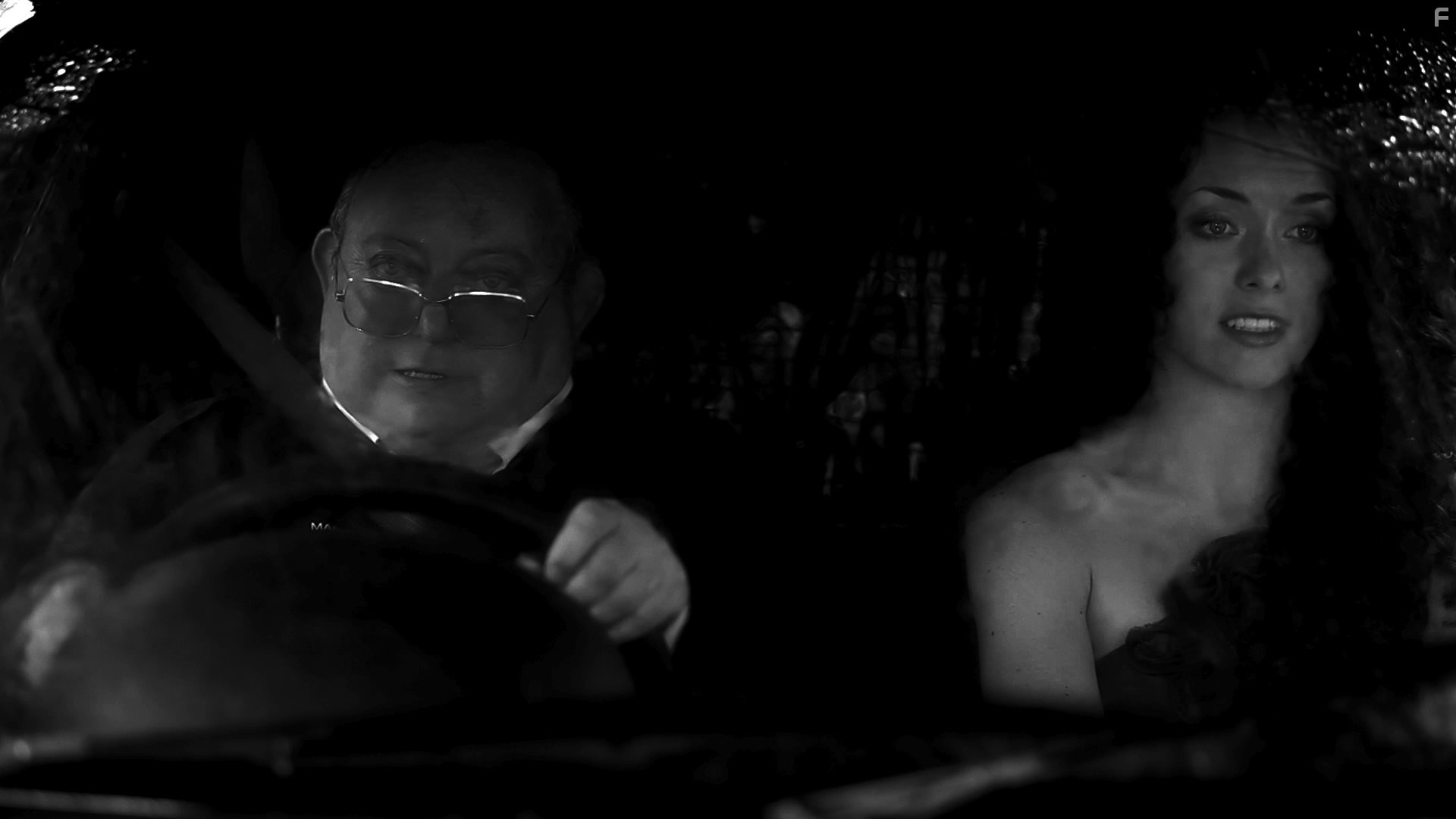 Ashlynn Yennie and Laurence R. Harvey in Чeловеческая многоножка 2 (2011)