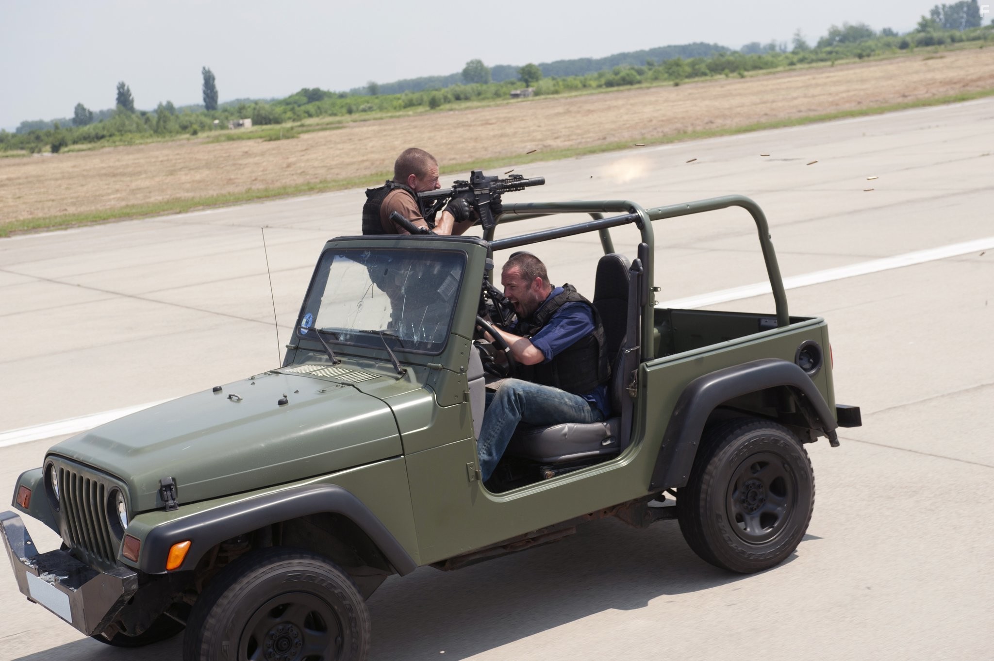 Sullivan Stapleton and Philip Winchester in Ответный удар (2010)