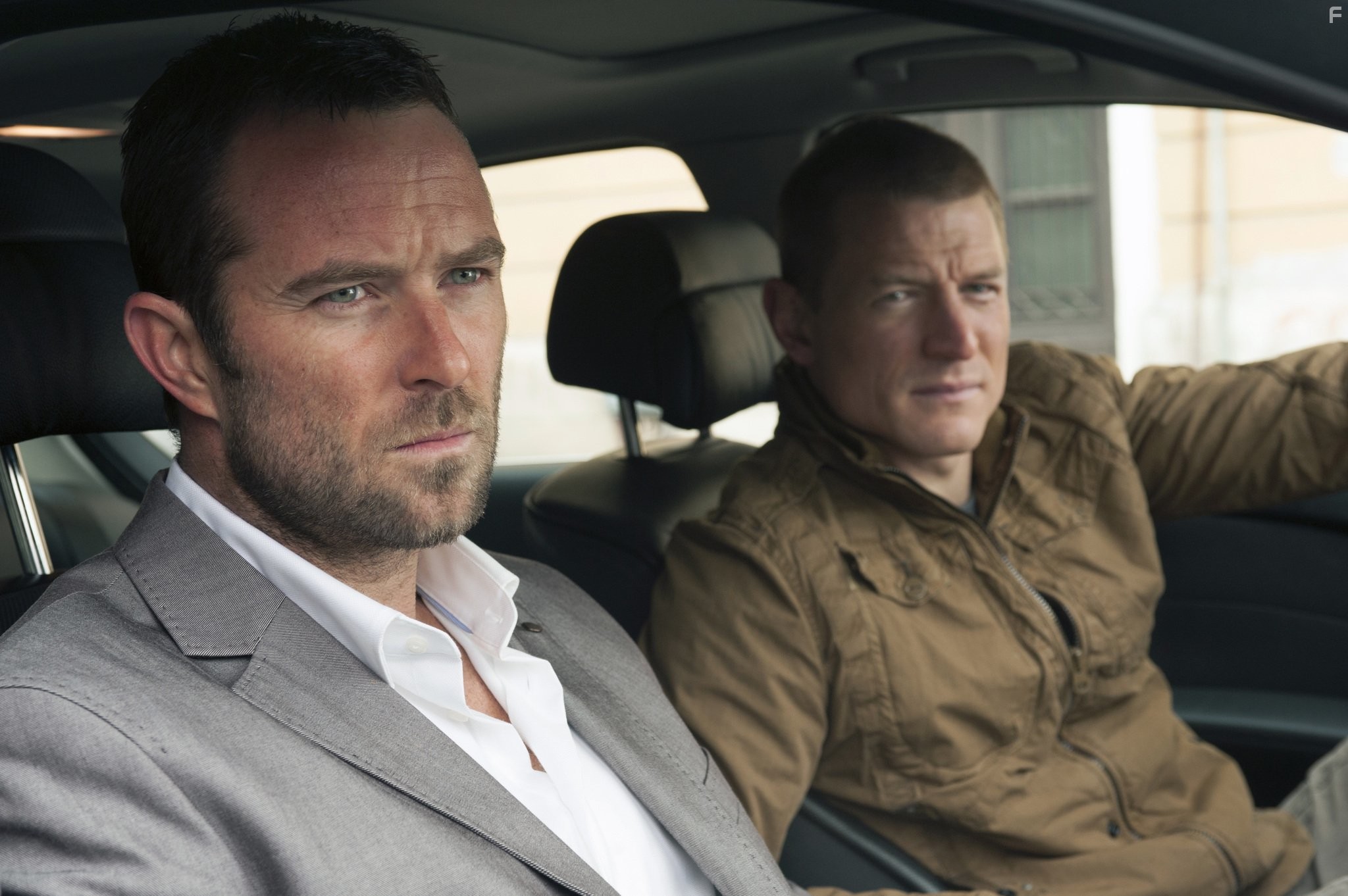 Sullivan Stapleton and Philip Winchester in Ответный удар (2010)