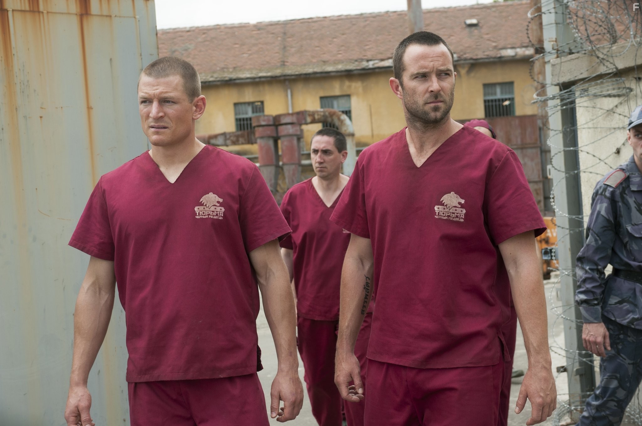 Sullivan Stapleton and Philip Winchester in Ответный удар (2010)