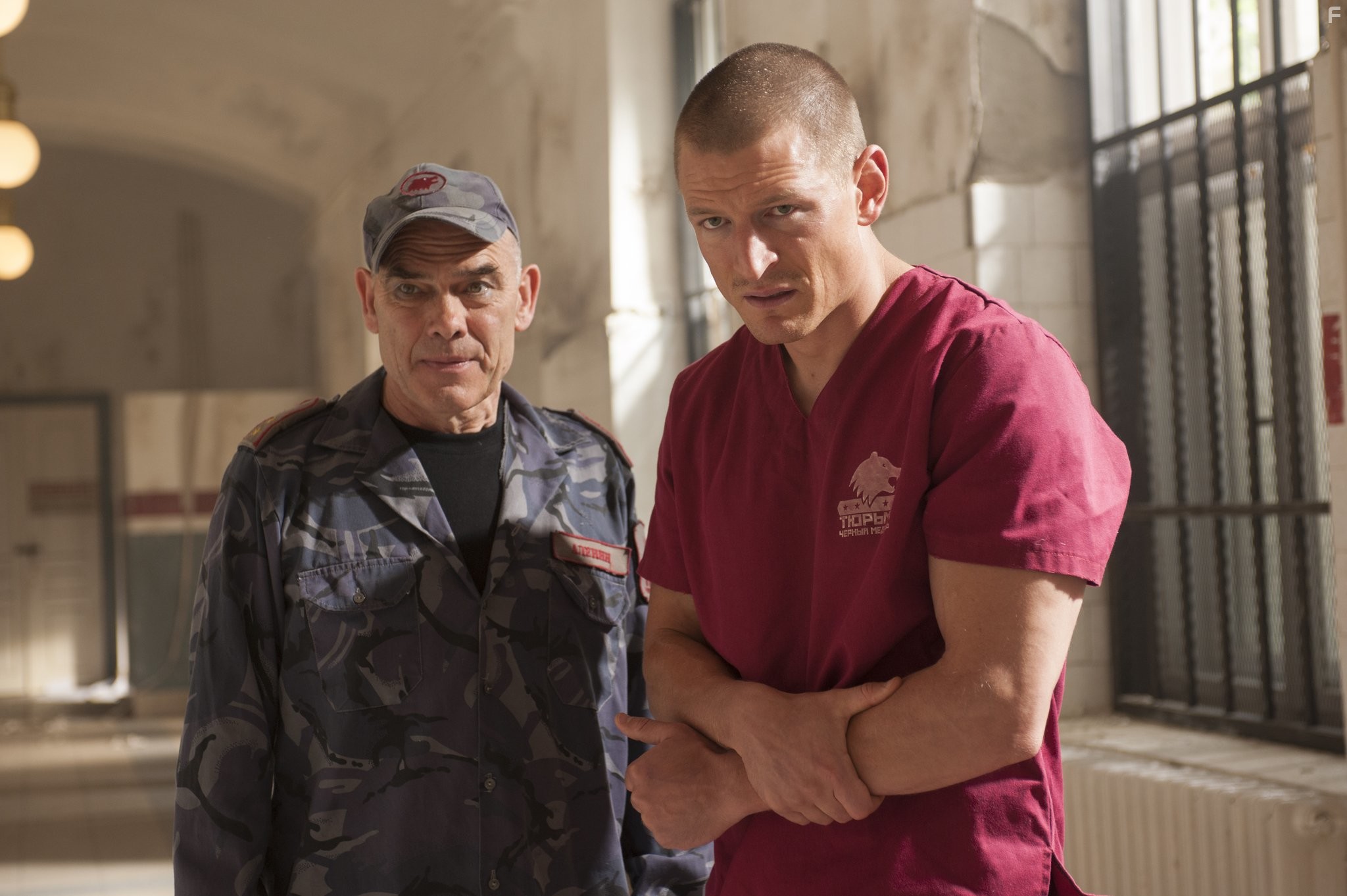 Peter Guinness and Philip Winchester in Ответный удар (2010)