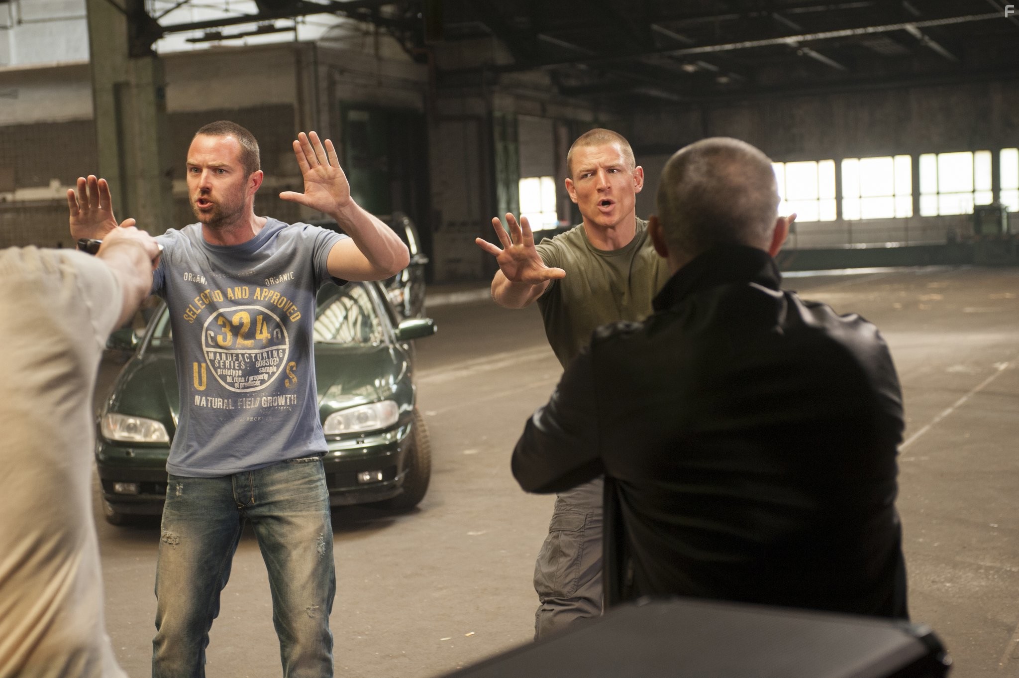 Sullivan Stapleton and Philip Winchester in Ответный удар (2010)