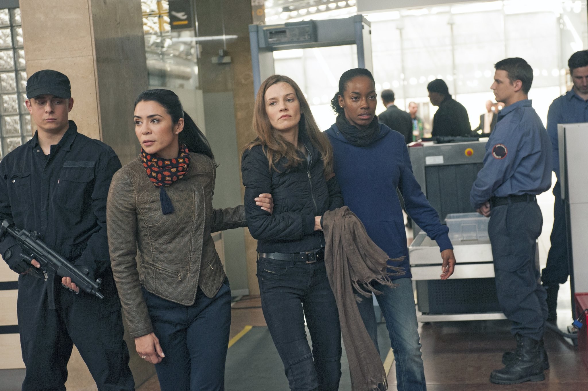 Milauna Jackson, Catherine Walker, and Michelle Lukes in Ответный удар (2010)