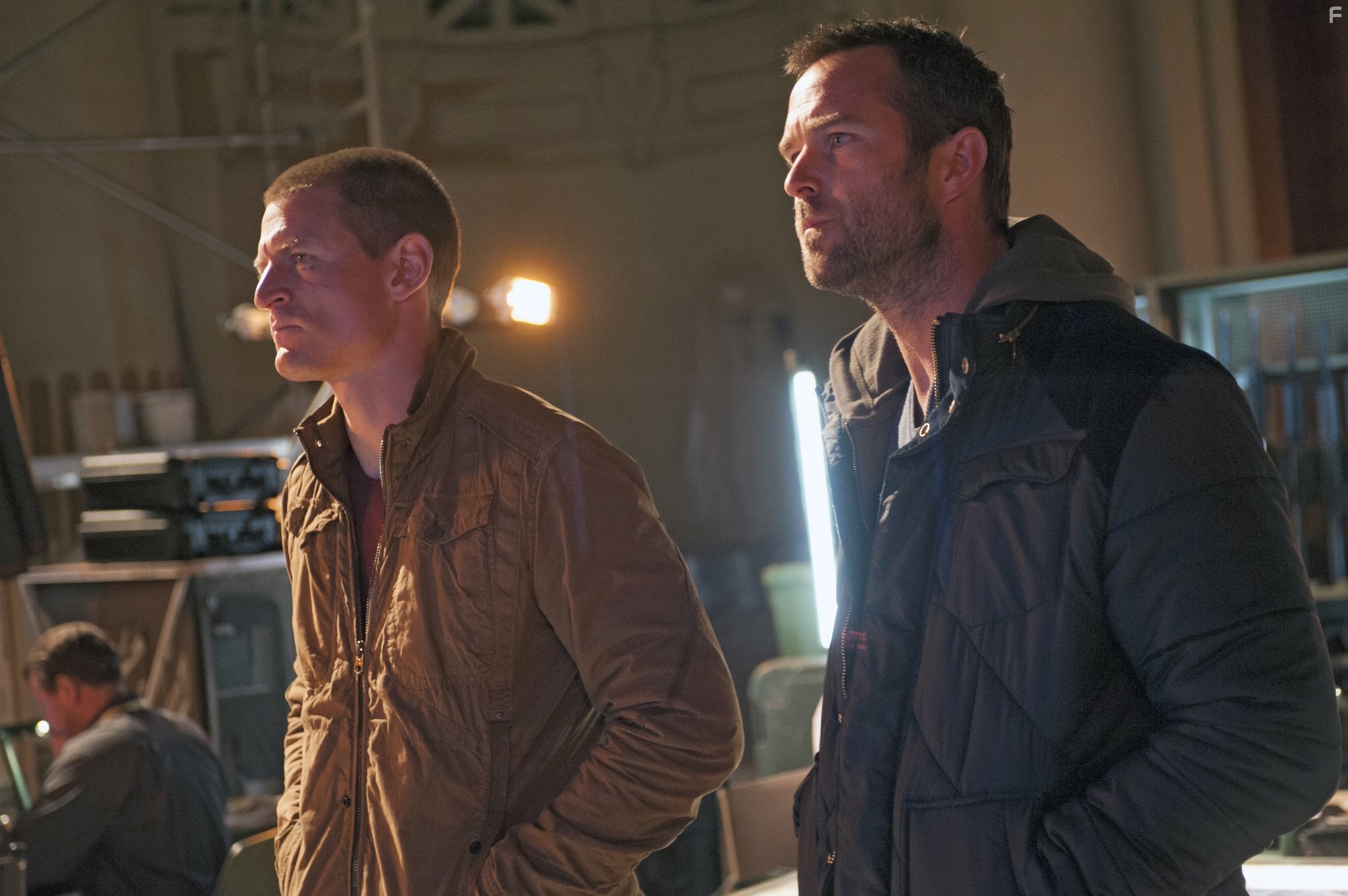 Sullivan Stapleton and Philip Winchester in Ответный удар (2010)