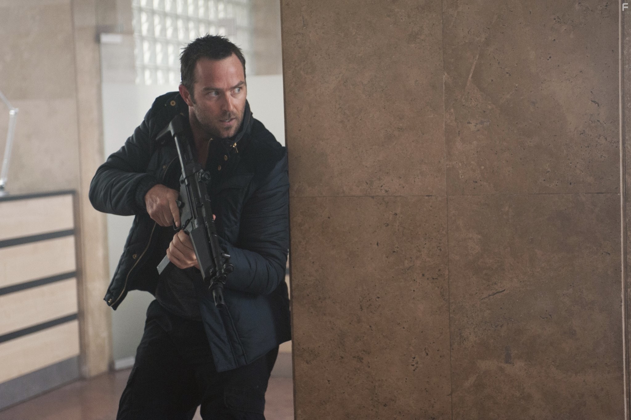 Sullivan Stapleton in Ответный удар (2010)