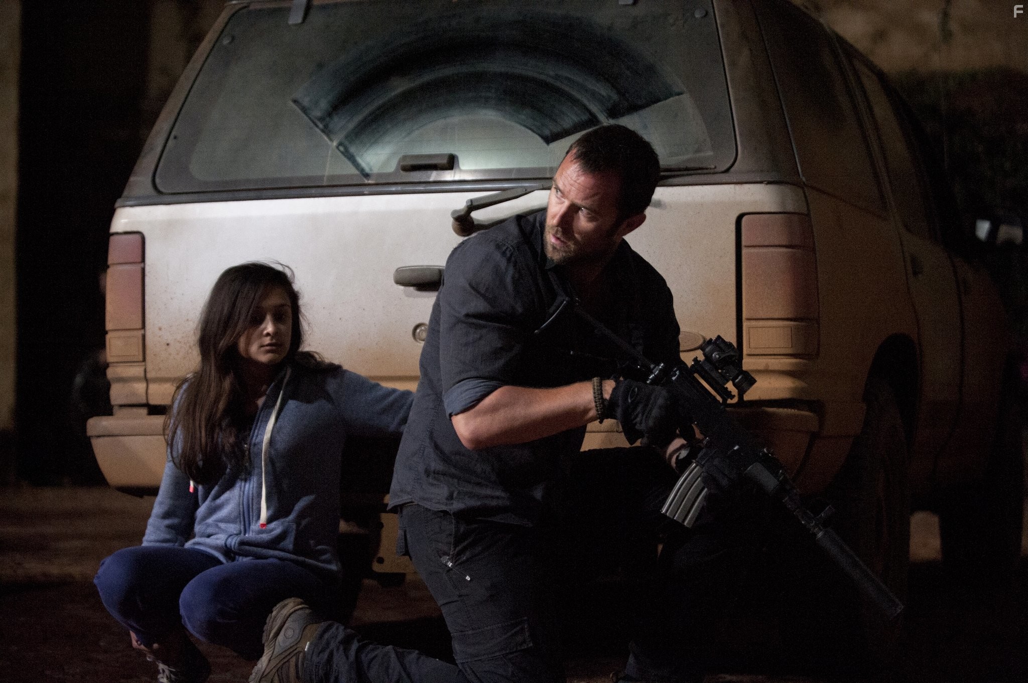 Sullivan Stapleton and Amy-Leigh Hickman in Ответный удар (2010)