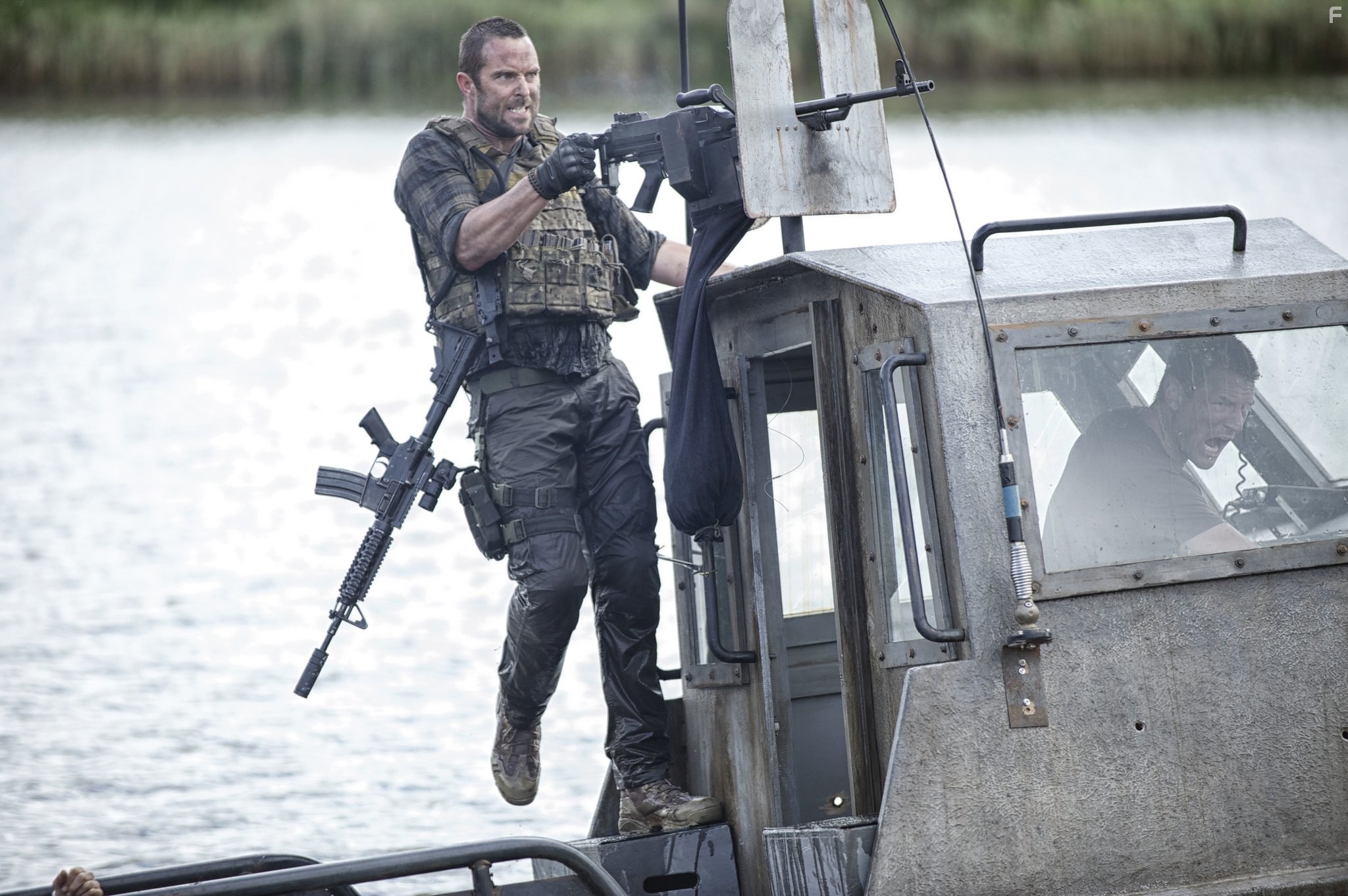 Sullivan Stapleton and Philip Winchester in Ответный удар (2010)