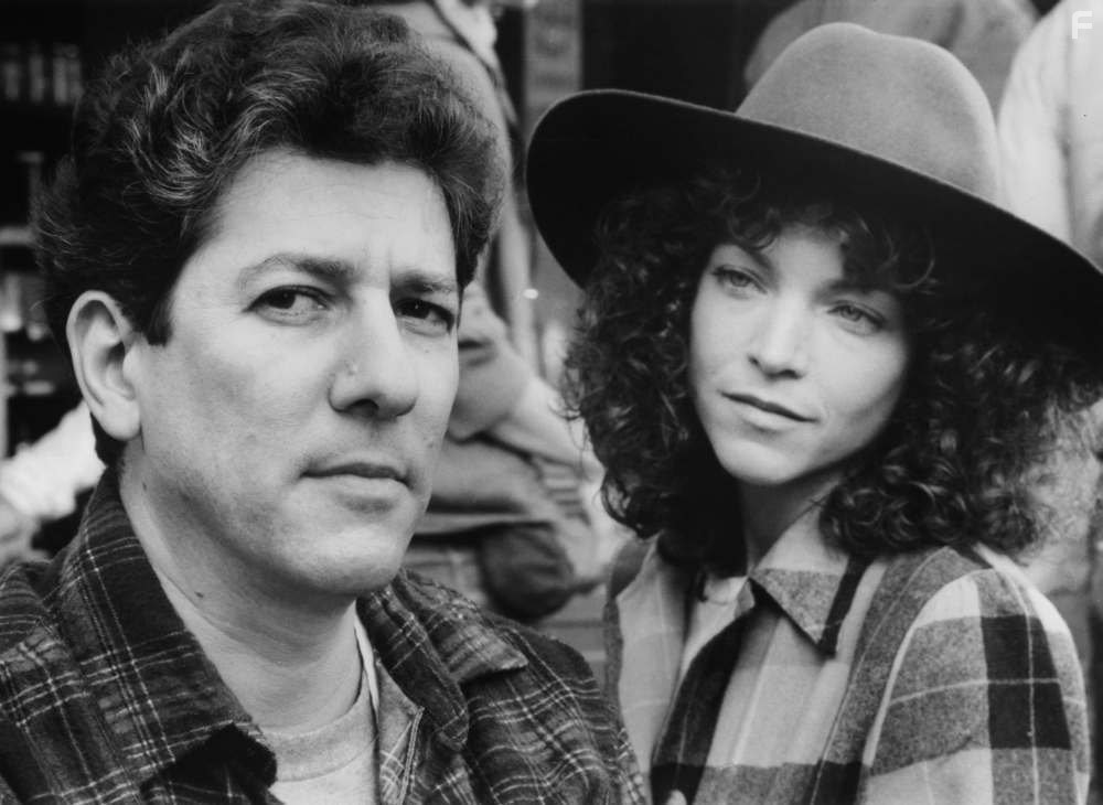 Amy Irving and Peter Riegert in Перекресток Дилэнси (1988)