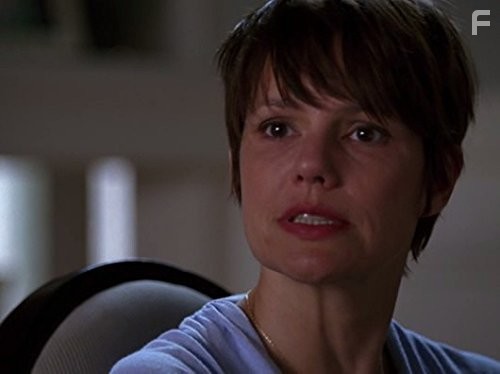 Suzanne Cryer in Без следа (2002)