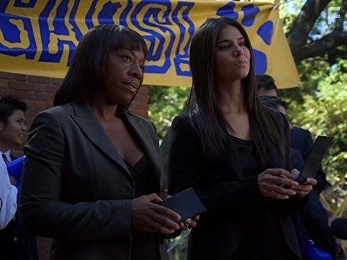 Marianne Jean-Baptiste and Roselyn Sanchez in Без следа (2002)