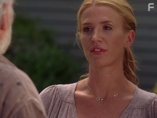 Poppy Montgomery in Без следа (2002)