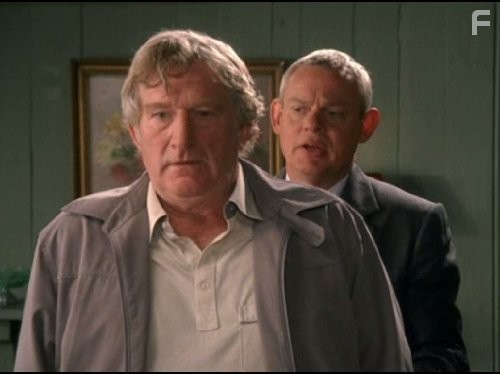 Martin Clunes in Доктор Мартин (2004)
