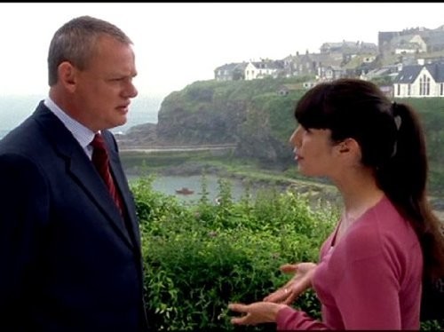 Caroline Catz and Martin Clunes in Доктор Мартин (2004)