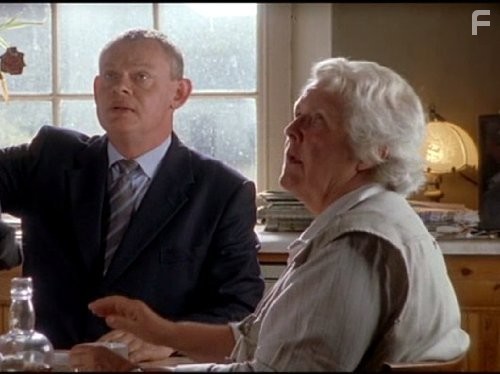 Martin Clunes and Stephanie Cole in Доктор Мартин (2004)