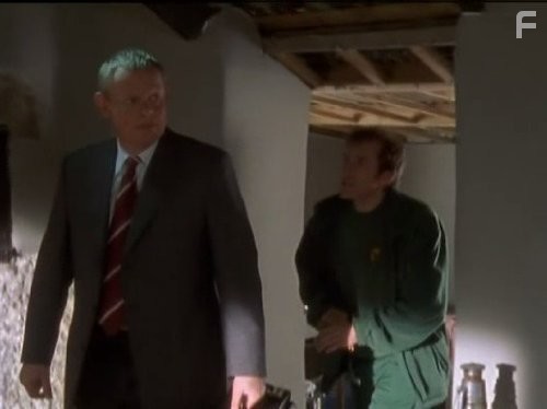 Martin Clunes and Ben Miller in Доктор Мартин (2004)