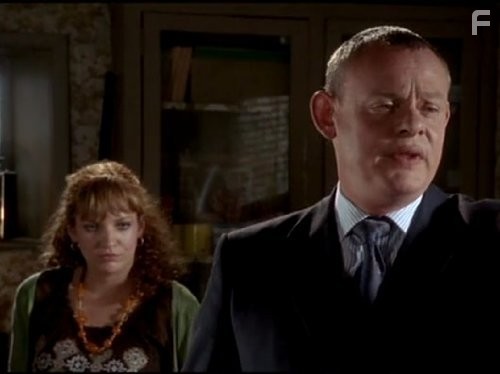 Martin Clunes and Katherine Parkinson in Доктор Мартин (2004)
