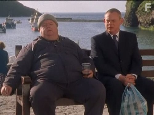 Martin Clunes and Ian McNeice in Доктор Мартин (2004)