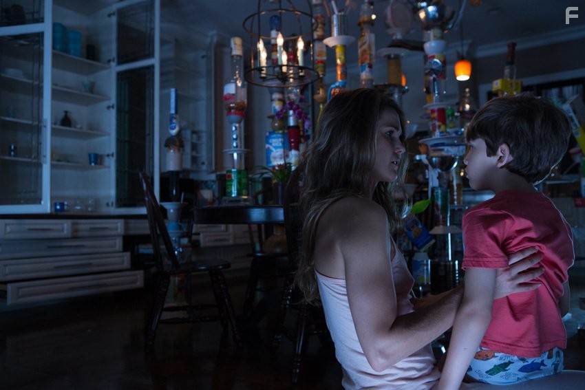 Keri Russell and Kadan Rockett in Мрачные небеса (2013)